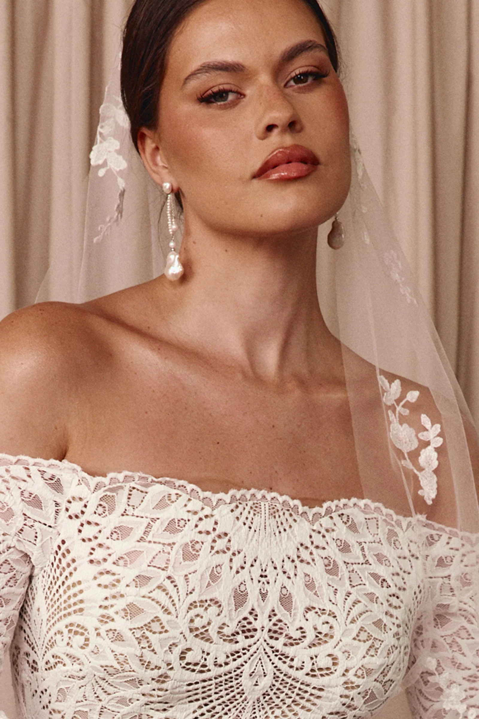 Seren Pearl Earrings - Image 6